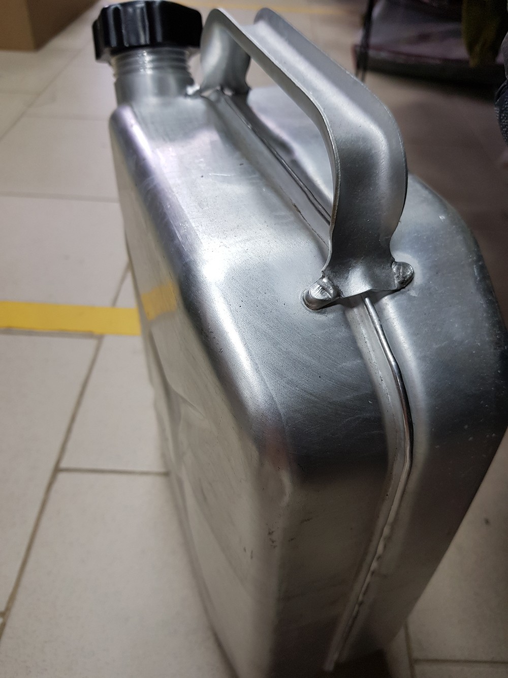 Канистра алюминиевая 10 л серебристого цвета