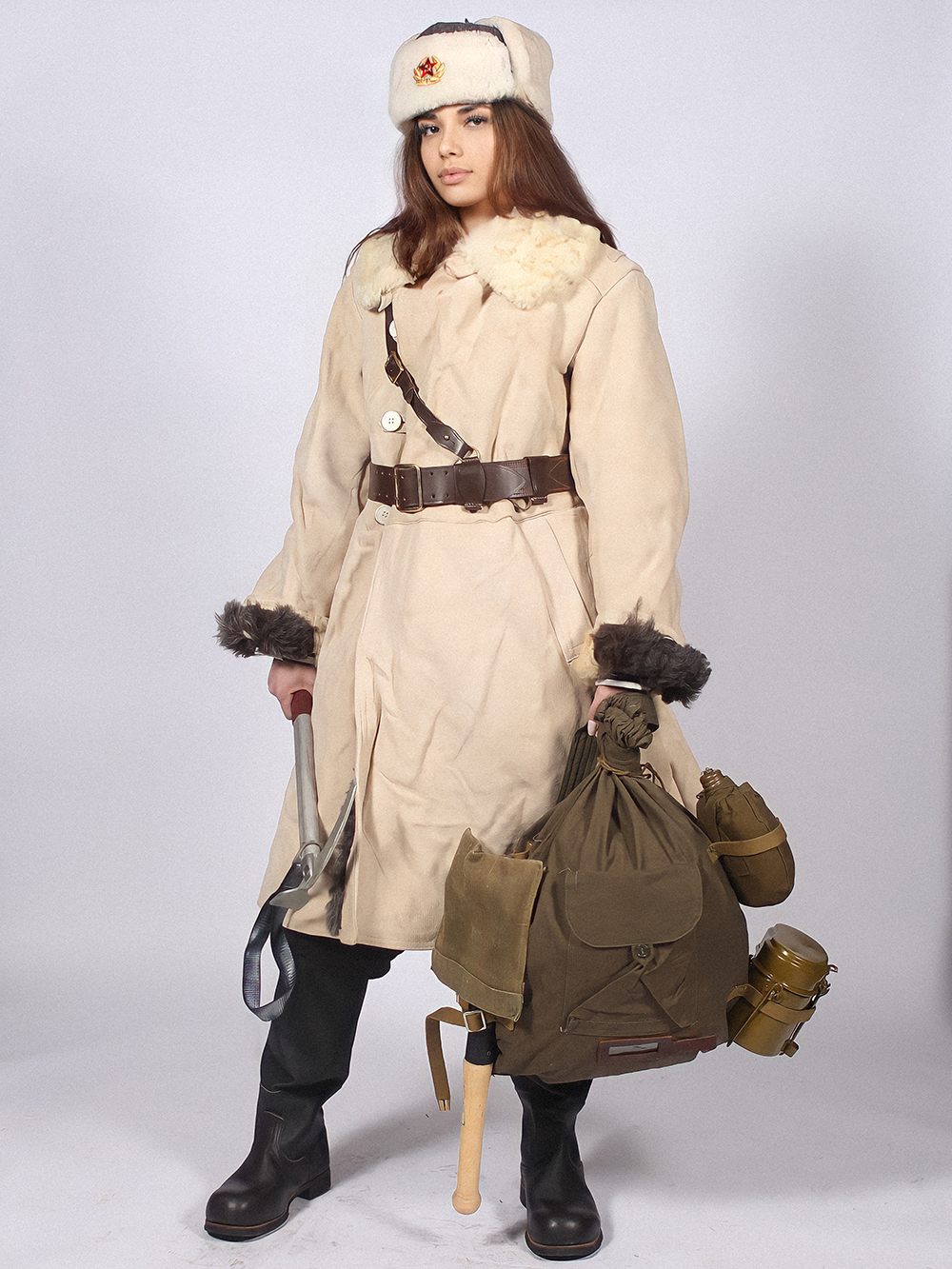 Тулуп армейский постовой караульный до колен (бекеша) белого цвета со светлым мехом